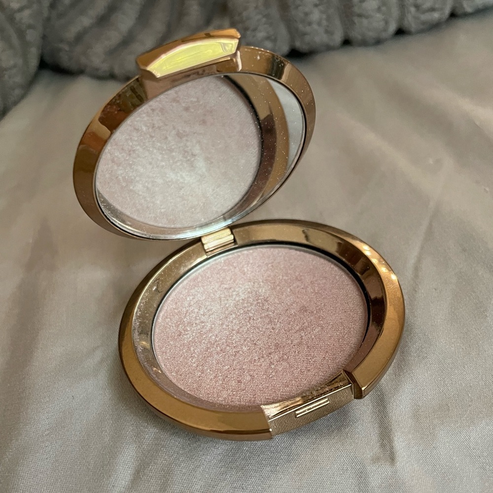 Becca Opal Flashes Jade highlighter